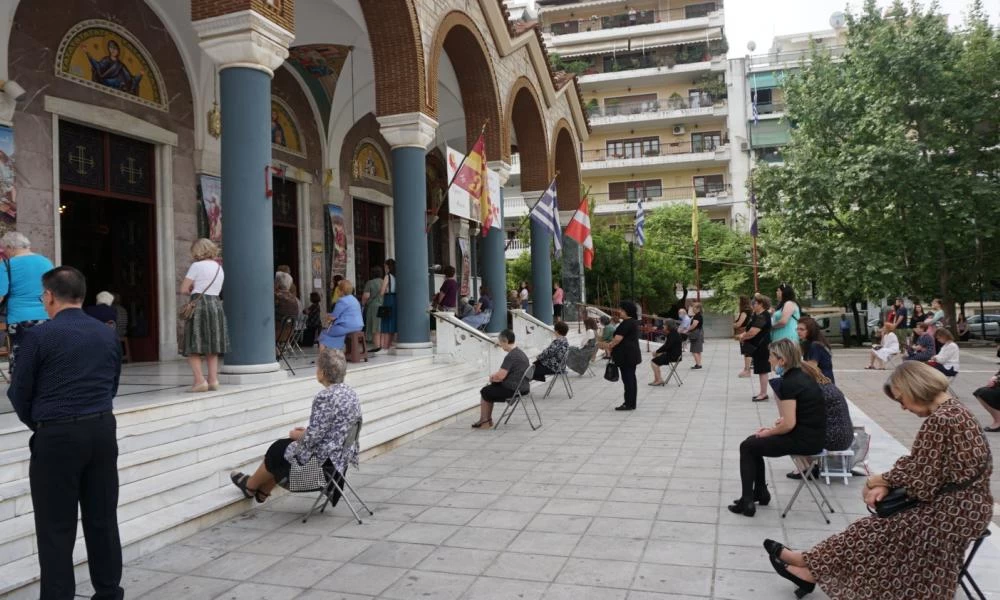 Λάρισα: Με την καρέκλα τους στο προαύλιο της εκκλησίας οι πιστοί